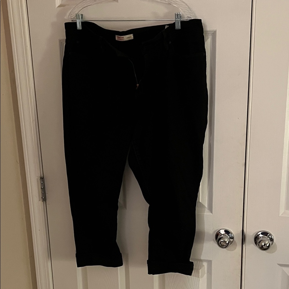 Signature by Levi Strauss Black Mid-Rise Capris